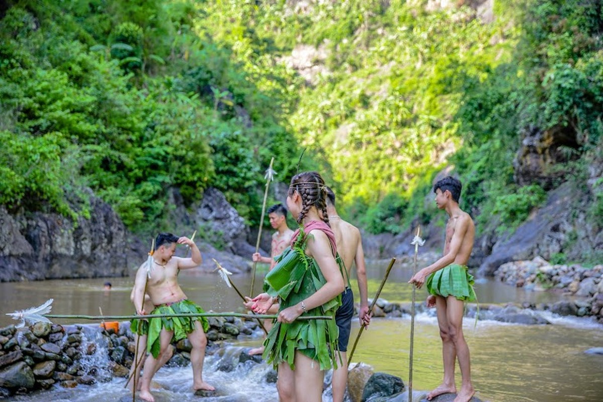 Hoc sinh Muong La mac vay la len rung chup anh ky yeu-Hinh-6